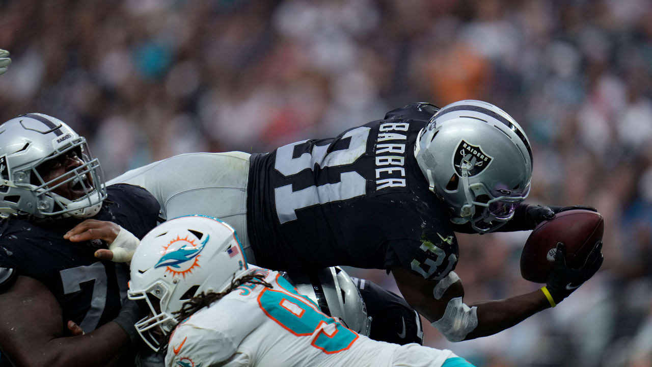 Peyton Barber adds to the Raiders' lead with goal-line TD