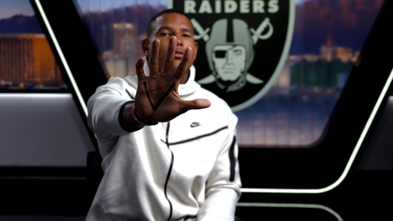 Raiders TE Darren Waller visits Nellis Air Force Base to talk