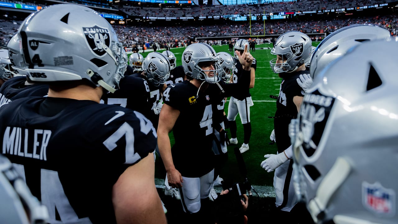 Raiders beat Chargers, make playoffs for the first time since 2016