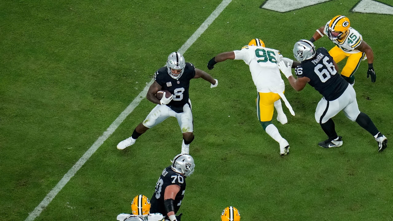 Las Vegas Raiders running back Josh Jacobs (28) gains yards on a run during  an NFL football game against the Los Angeles Chargers, Sunday, September  11, 2022 in Inglewood, Calif. The Chargers