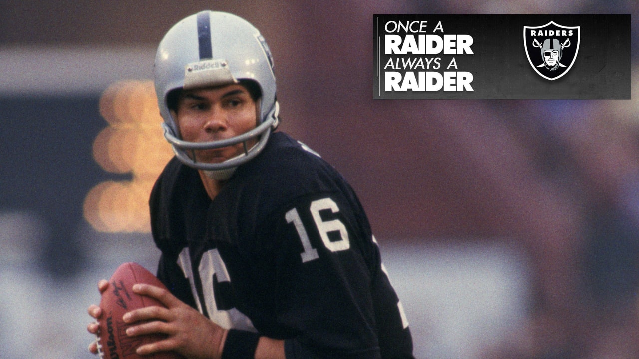 Oakland Raiders quarterback Jim Plunkett (16) hands off to running