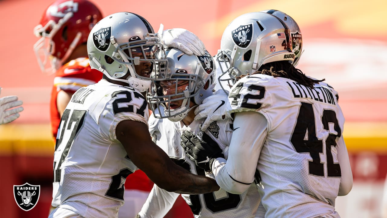 Raiders tight end Jason Witten (82) talks with teammates on the sidelines  versus the Miami Dolp …