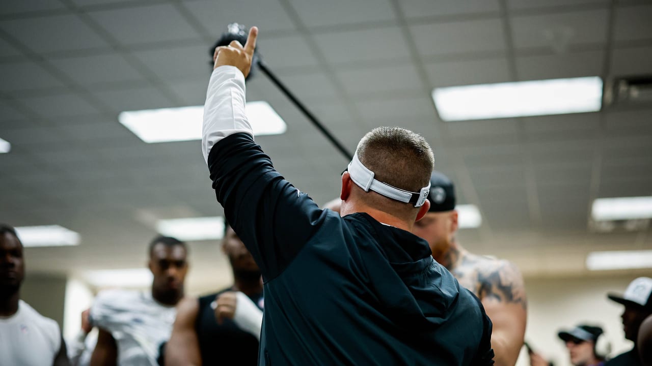 Las Vegas Raiders head coach Josh McDaniels talks with players prior to an  NFL football game against the Denver Broncos, Sunday, Sept. 10, 2023, in  Denver. (AP Photo/Jack Dempsey Stock Photo - Alamy