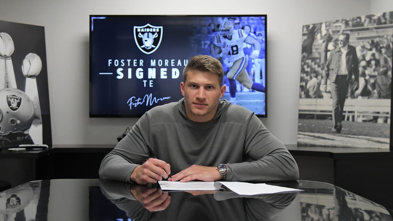 Raiders sign fourth-round pick tight end Foster Moreau