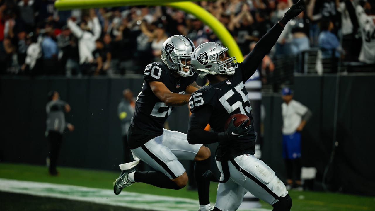 Raiders beat Patriots on shocking last-second fumble return