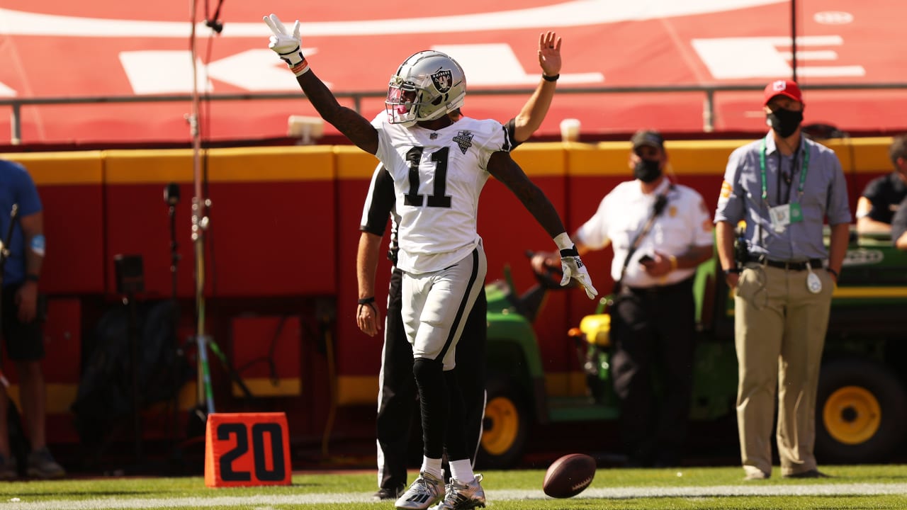 Henry Ruggs III shows off his athleticism on a contested thirddown