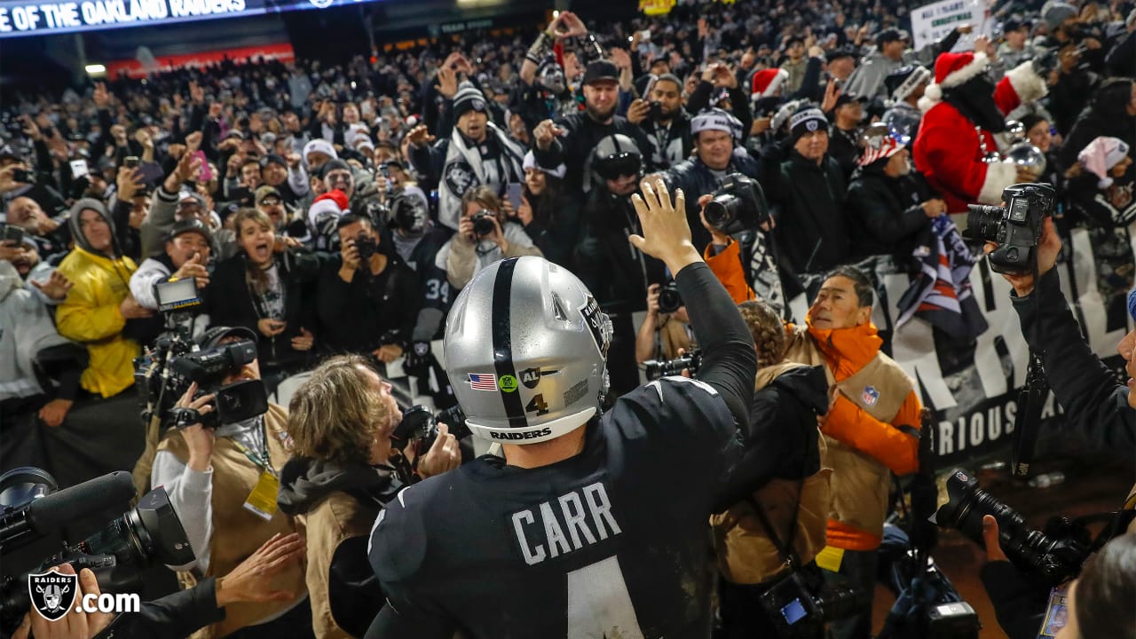 Raiders' Derek Carr mannequin gets no love from London NFL shop