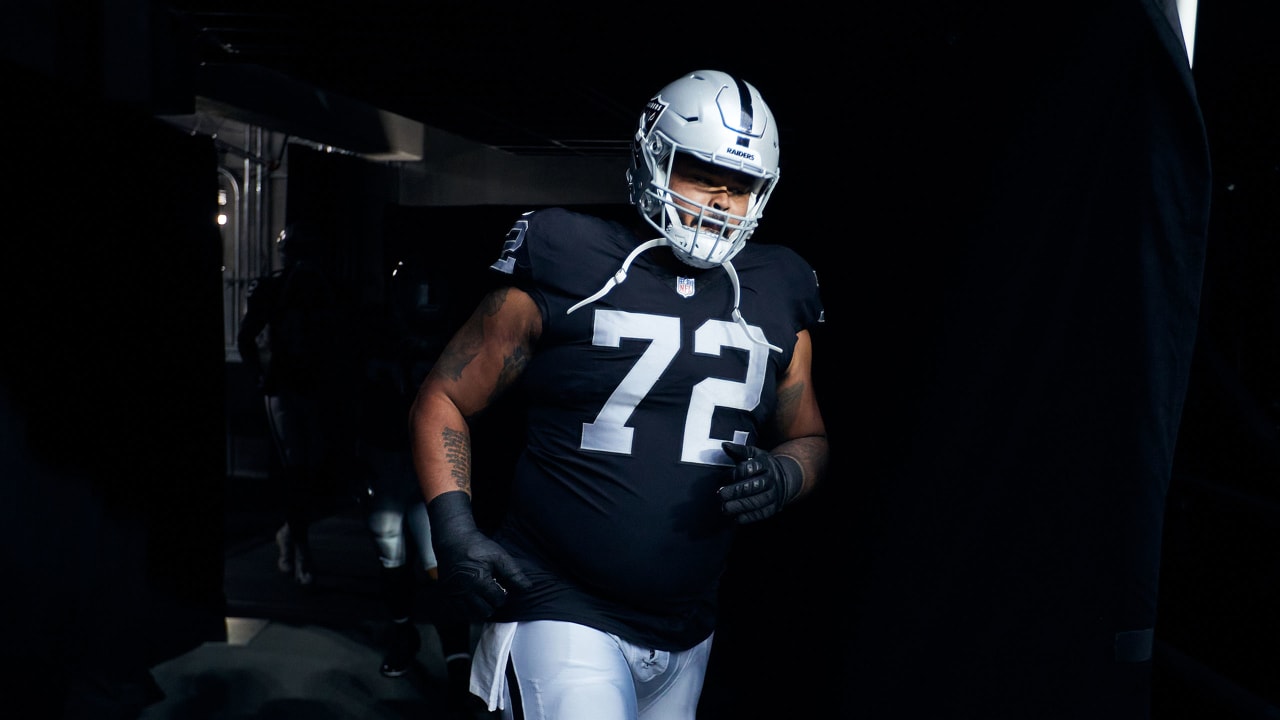 Las Vegas Raiders guard Jermaine Eluemunor (72) with his helmet