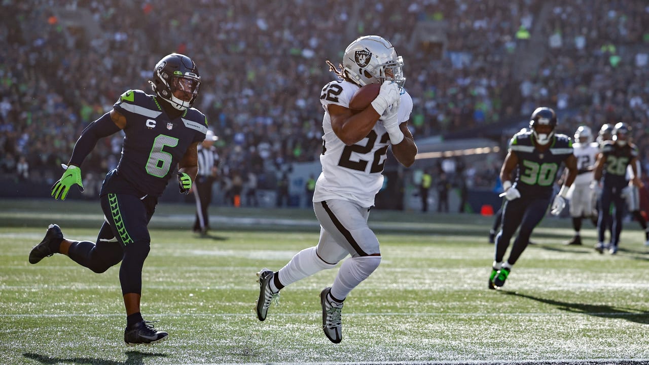 Derek Carr struggling to hit stride as Raiders struggle in