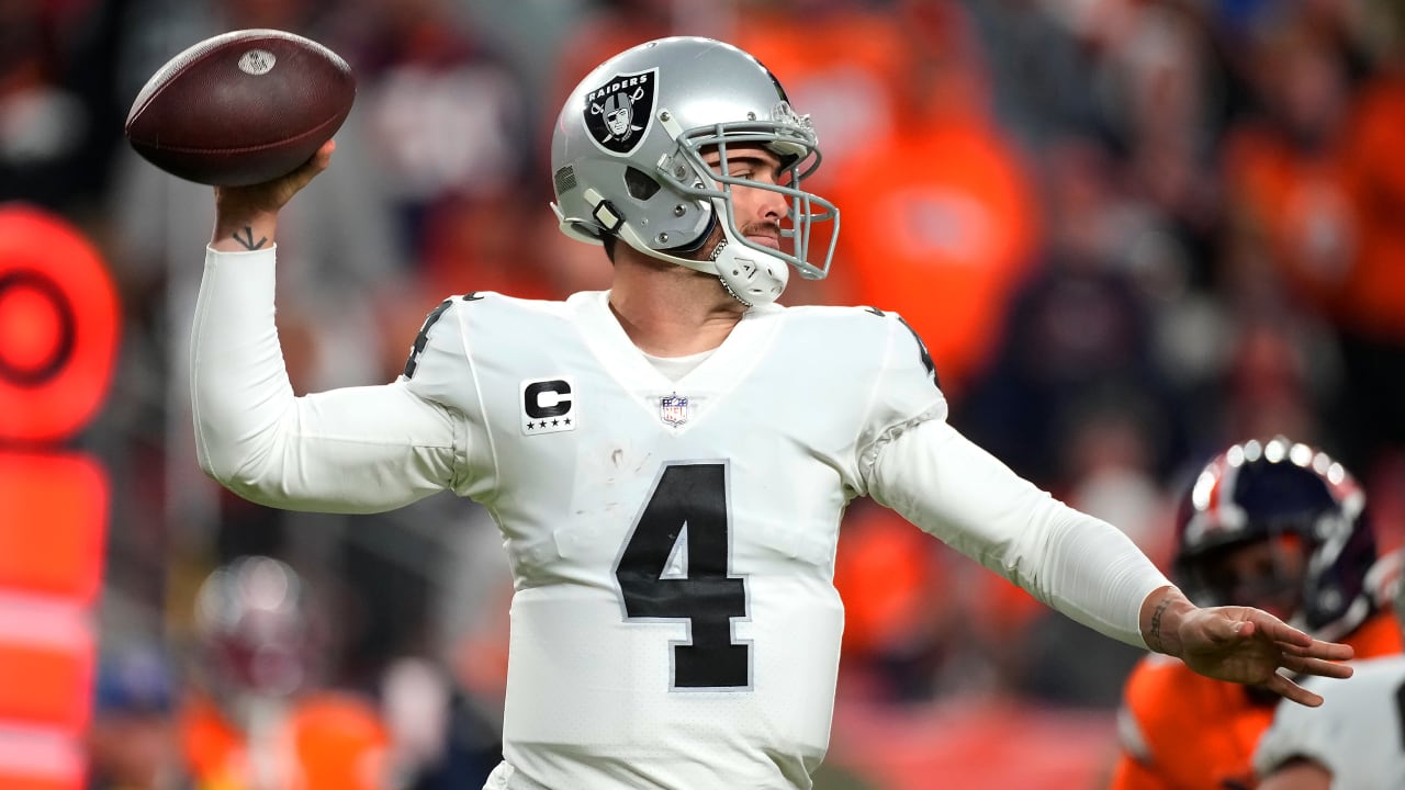 Watch: Derek Carr reacts to seeing Davante Adams in the Silver and