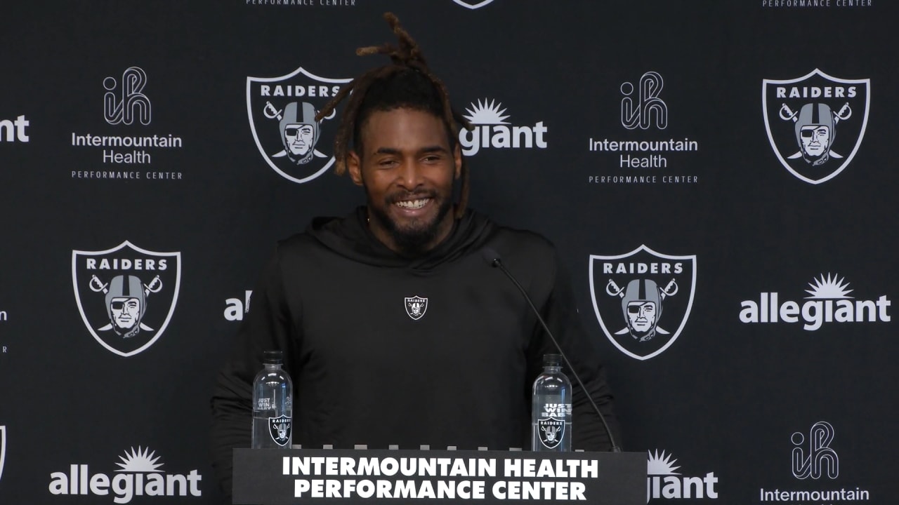 Las Vegas Raiders running back Brandon Bolden (34) takes a break during  their game against the Tennessee Titans Sunday, Sept. 25, 2022, in  Nashville, Tenn. (AP Photo/Wade Payne Stock Photo - Alamy