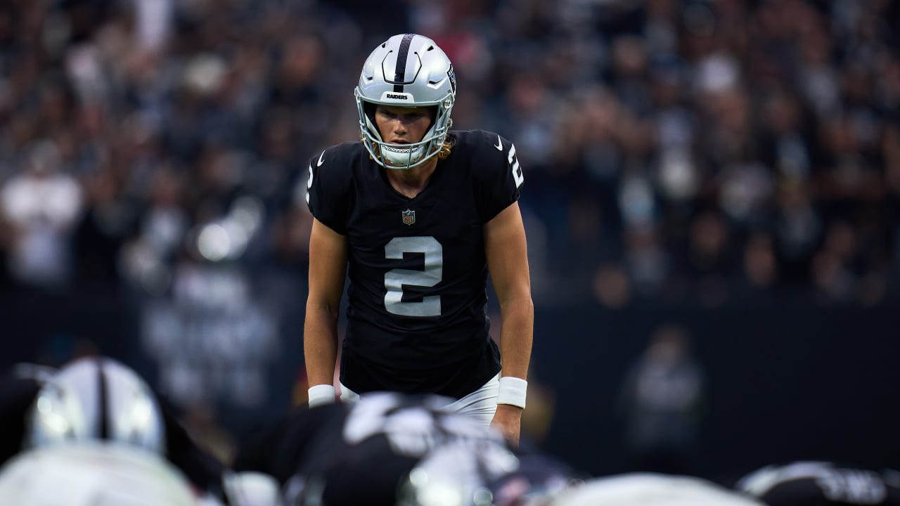 Raiders' Carr struggling to hit stride in McDaniels' scheme