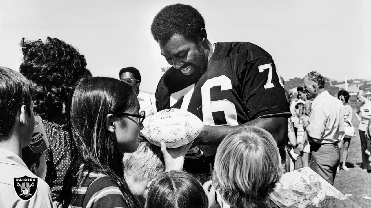 Eagles, Raiders mourn passing of legendary OT Bob Brown