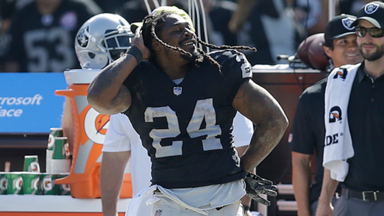 Marshawn Lynch pops into Packers locker room for jersey exchange