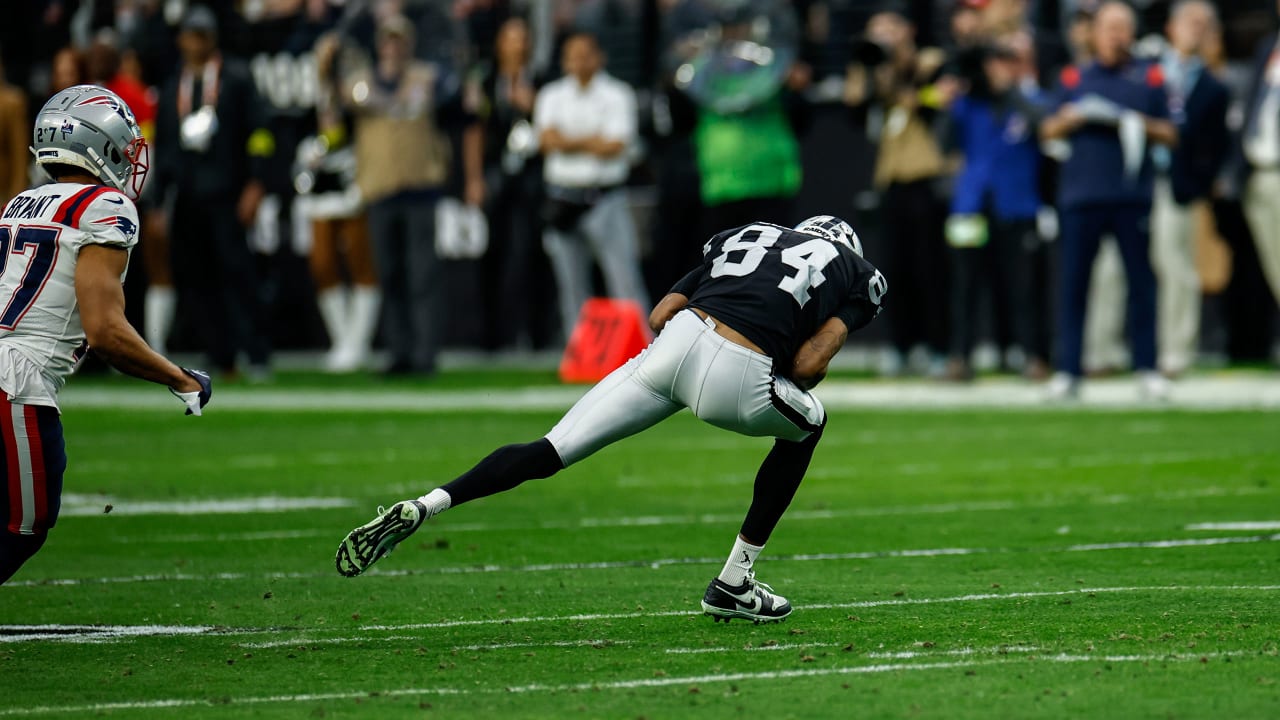 Derek Carr connects with Keelan Cole for game-tying score