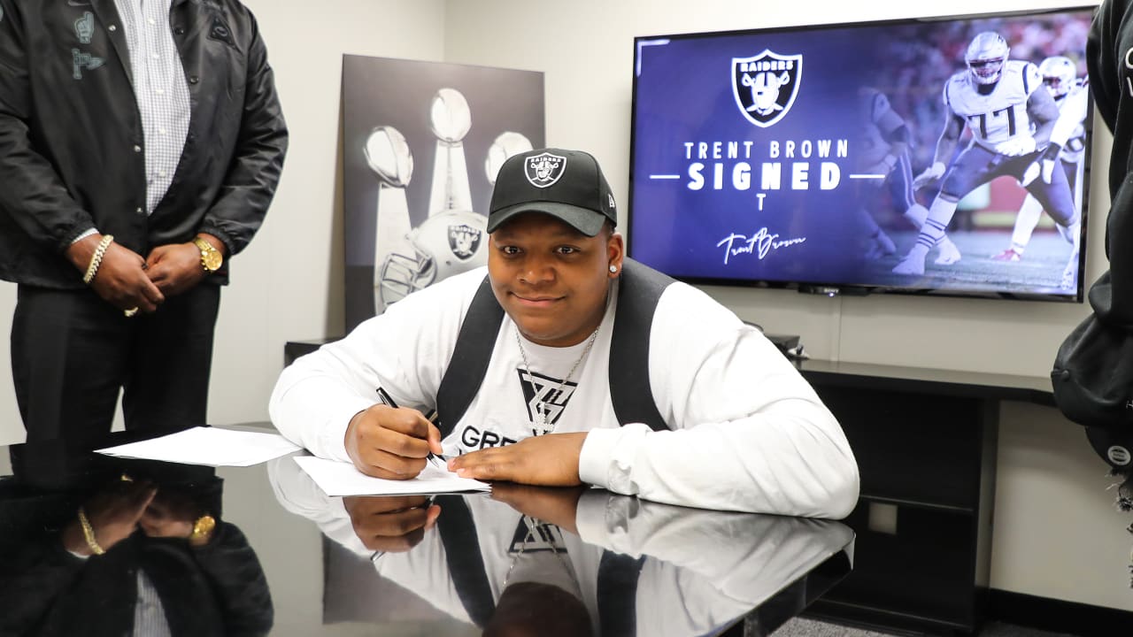 Sources: Las Vegas Raiders' Trent Brown returning to New England