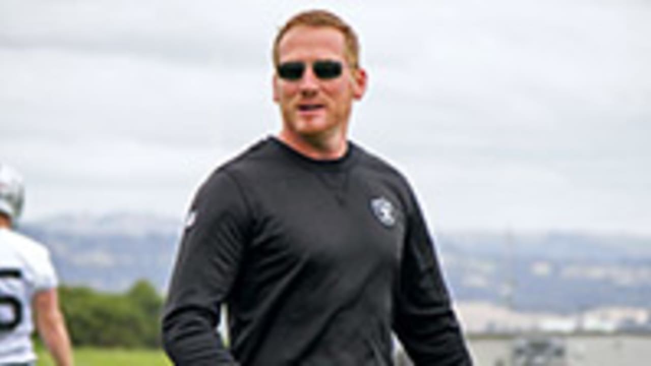 Oakland Raiders QB Derek Carr defends Ex-OC Todd Downing on Twitter