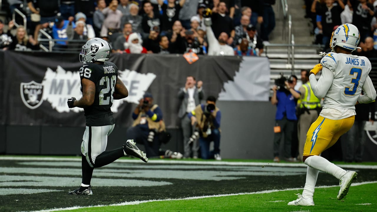 Jacobs Follows His Fullback On Untouched 20-yard TD Run Vs. Chargers