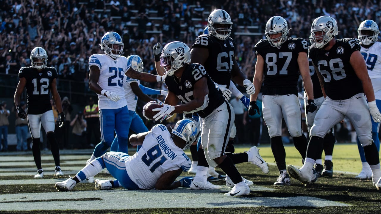 Jacobs goes airborne for 3-yard TD