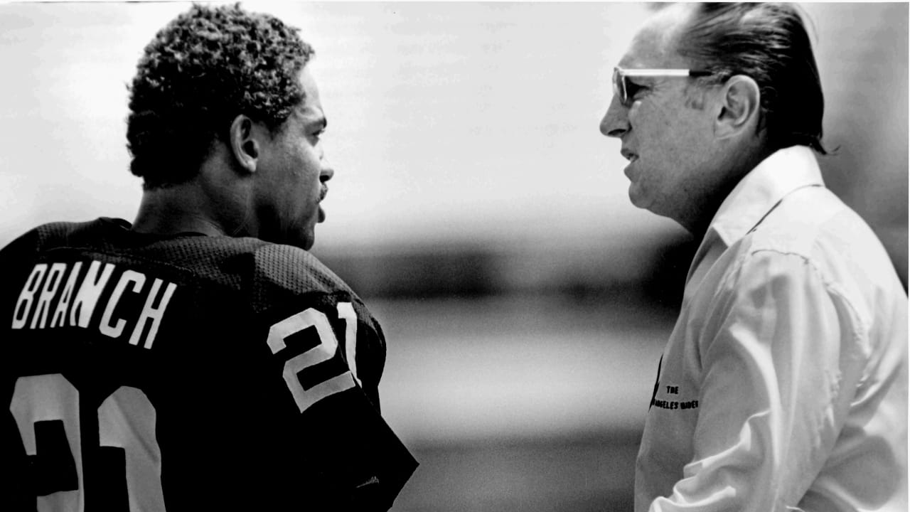 Oakland Raiders quarterback Daryle Lamonica looks to throw