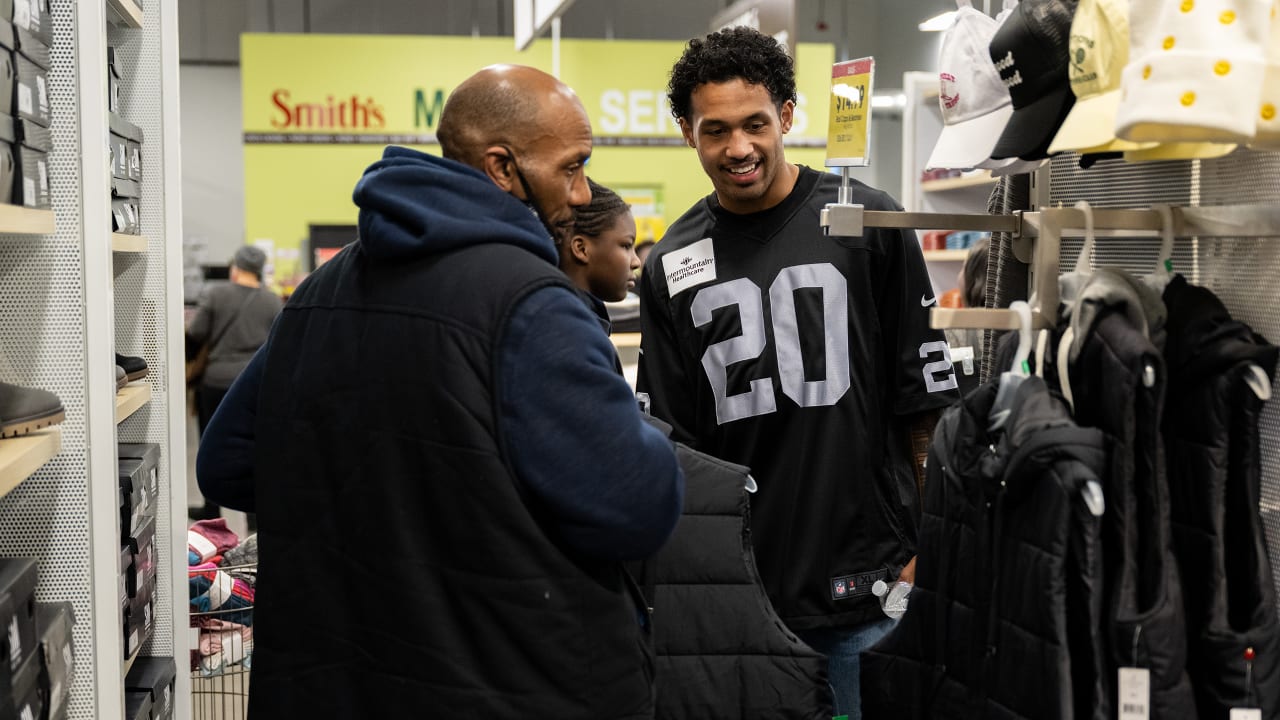 Raiders, Smith's take Las Vegas families on 'Holiday Huddle