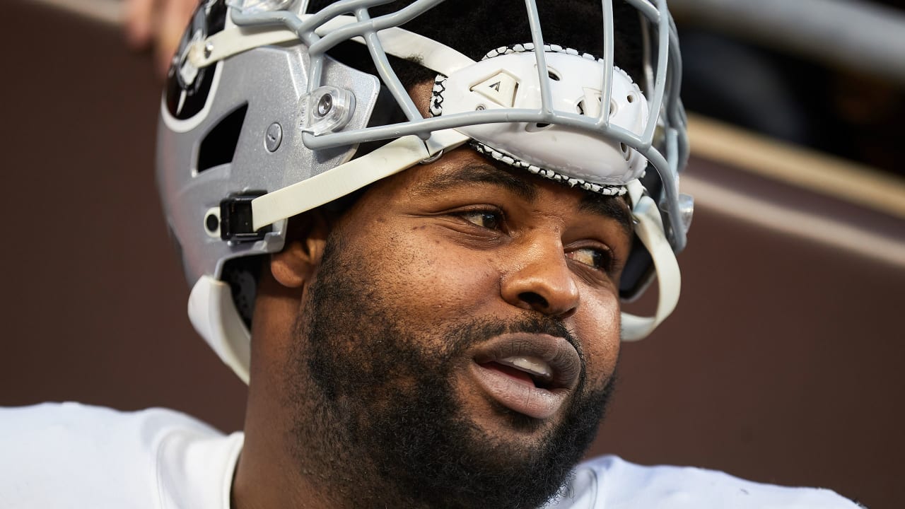 East Rutherford, New Jersey, USA. 24th Nov, 2019. Oakland Raiders defensive  tackle Johnathan Hankins (90) walks off the field after and injury on a  play during a NFL game between the Oakland