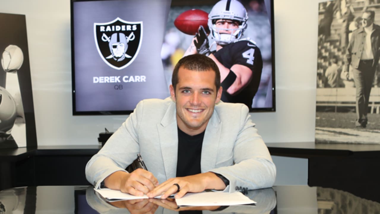 Raiders sign QB Derek Carr to multi-year extension