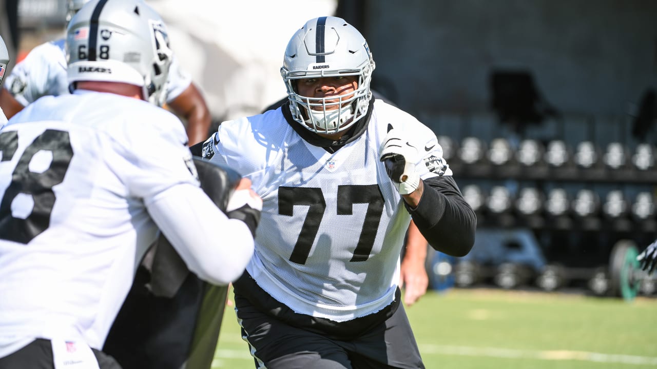 Go Sign Daryl Williams + Raiders Rumors Mailbag: Derek Carr