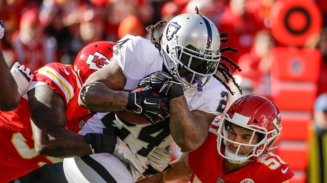 Marshawn Lynch enters Beast Mode for 27-yard run