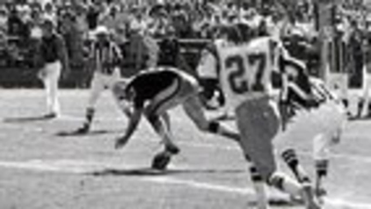 Oakland Raiders tight end Dave Casper, left, carries the ball