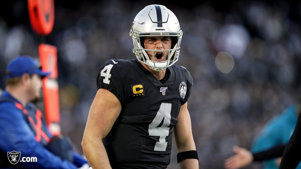 Derek Carr posts footage of desert workouts with his receivers