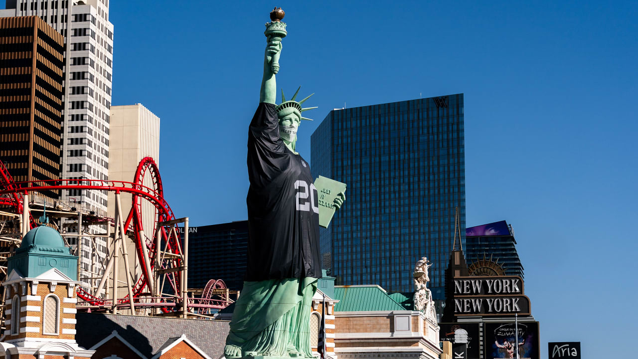 Lady Liberty sports Raiders jersey on Las Vegas Strip for