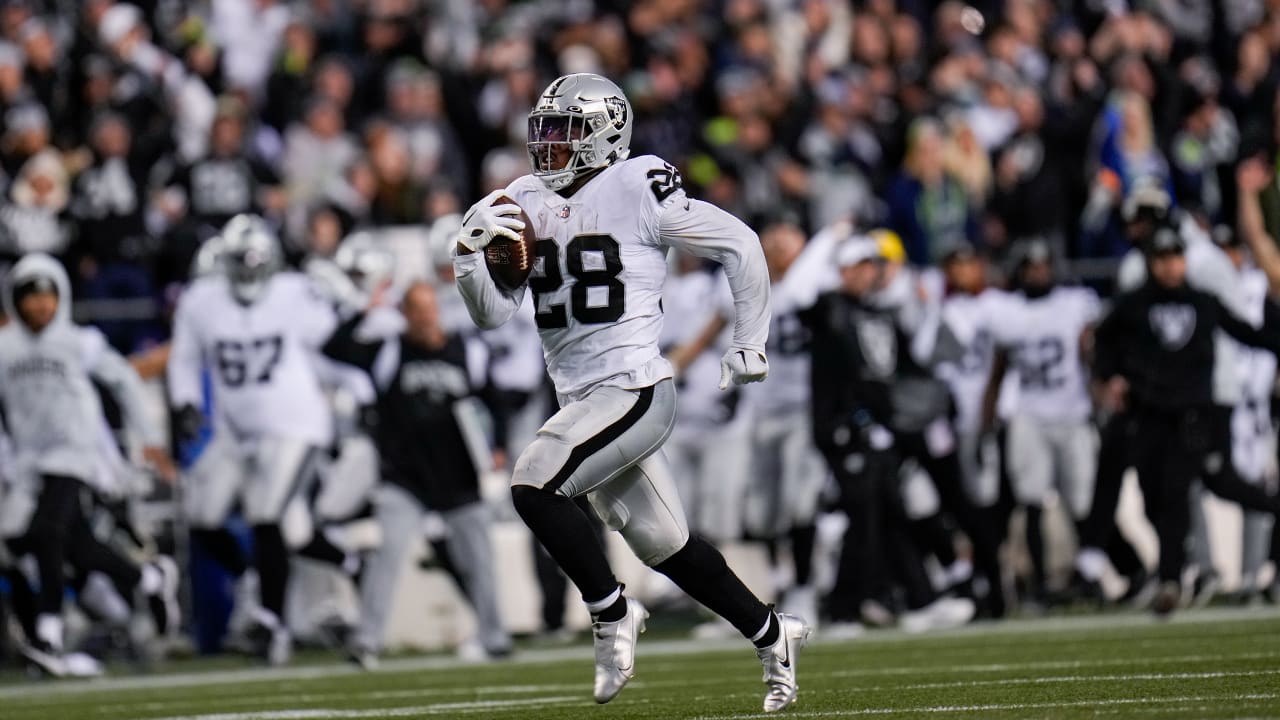 Raiders' Josh Jacobs runs into record books with 86-yarder in OT to beat  Seahawks, capping 303 total-yards day 