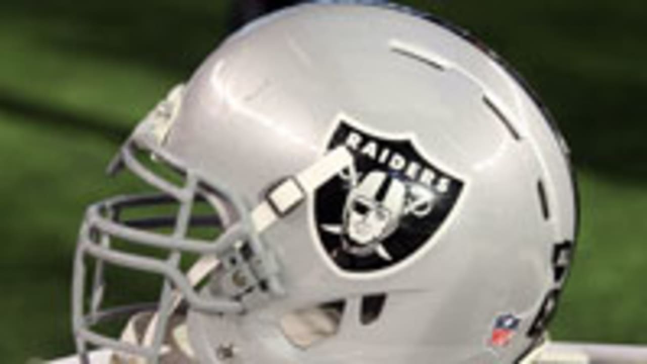 Raiders' LB Sio Moore giving away autographed jerseys