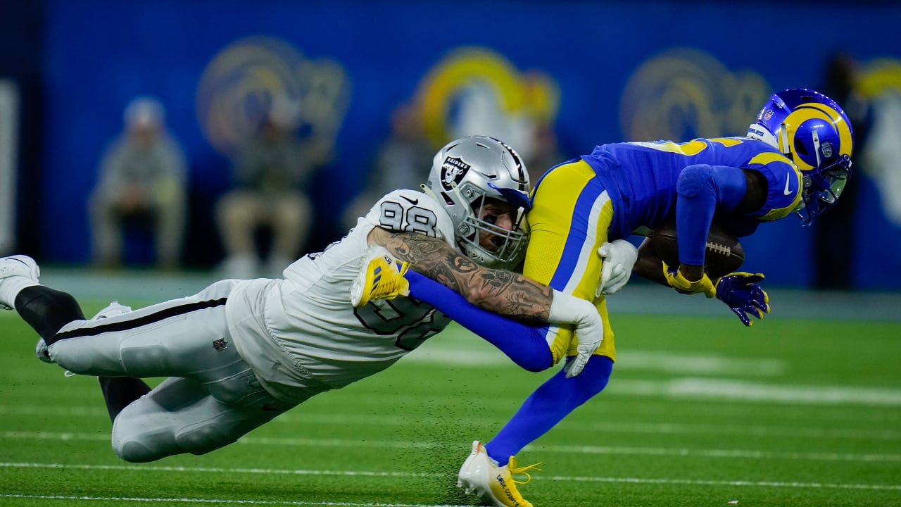 Crosby obliterates Rams' jetsweep handoff for 6yard loss