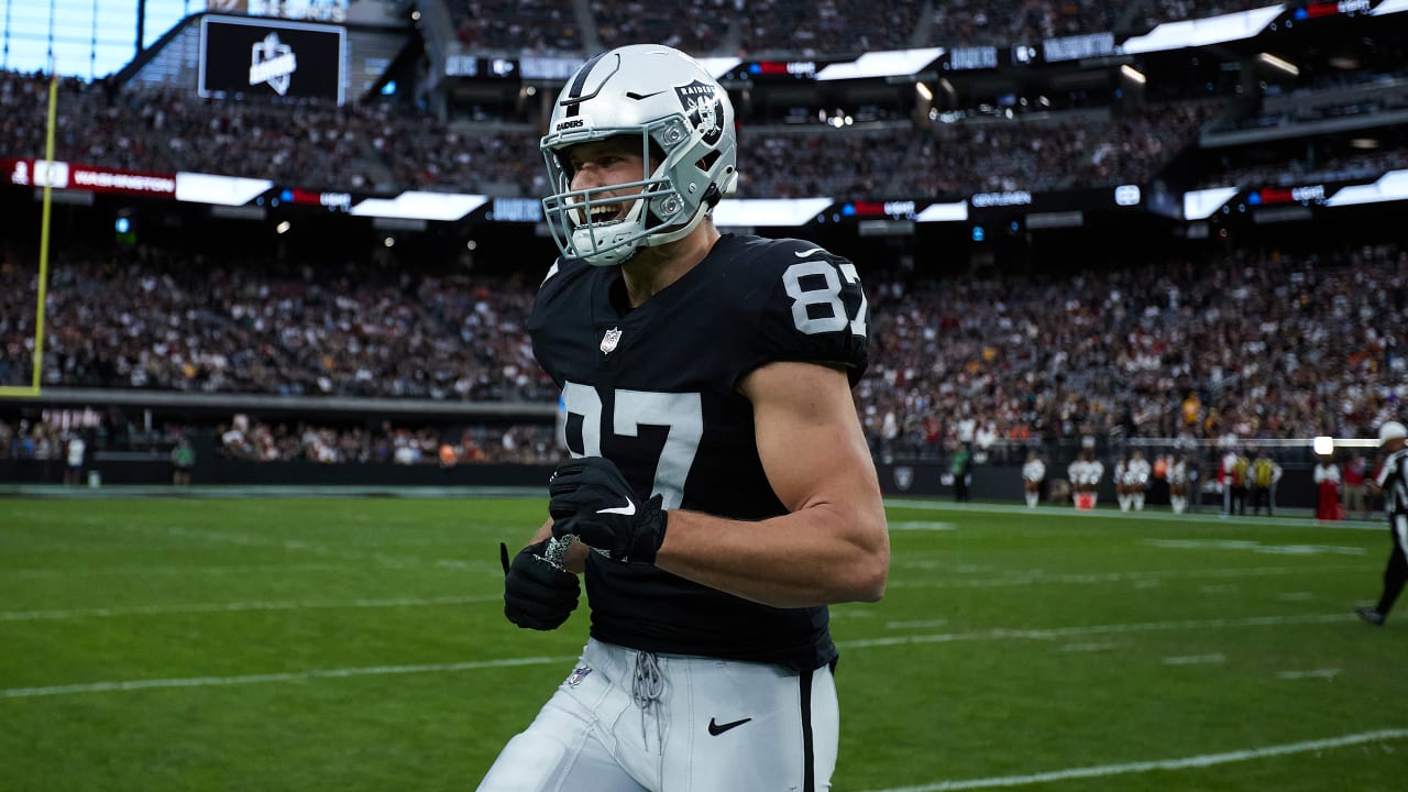 Derek Carr mic'd up at 2022 Training Camp: 'My pink jersey has