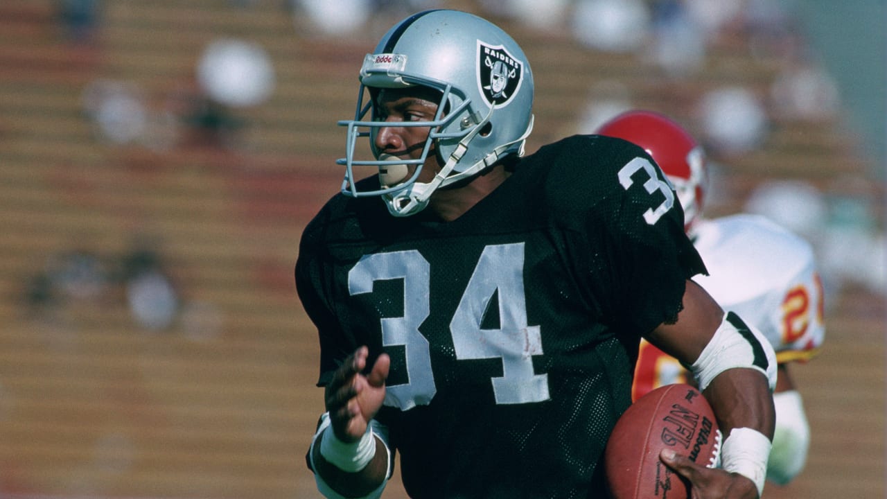 Los Angeles Raiders running back Bo Jackson (34) carries the ball