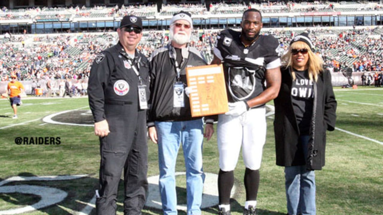 Raiders' Maxx Crosby receives team's Commitment to Excellence Award