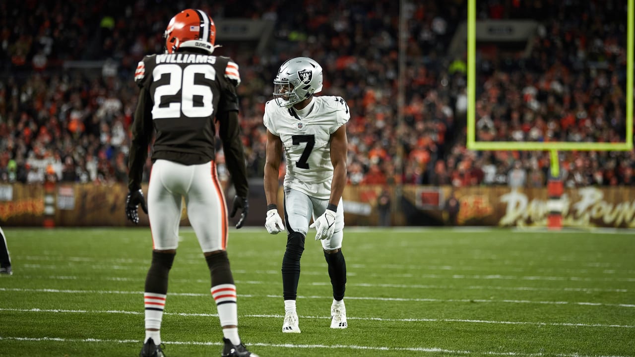 Raiders' Zay Jones reveals why he changed his jersey to No. 7