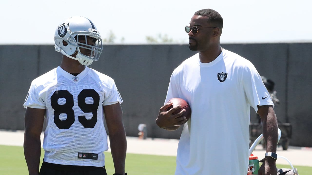 Calvin Johnson visits Oakland Raiders camp, but he's not un-retiring