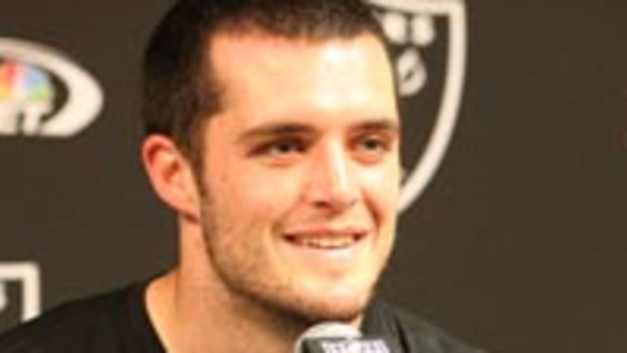 does carr from the raiders wear eyeliner