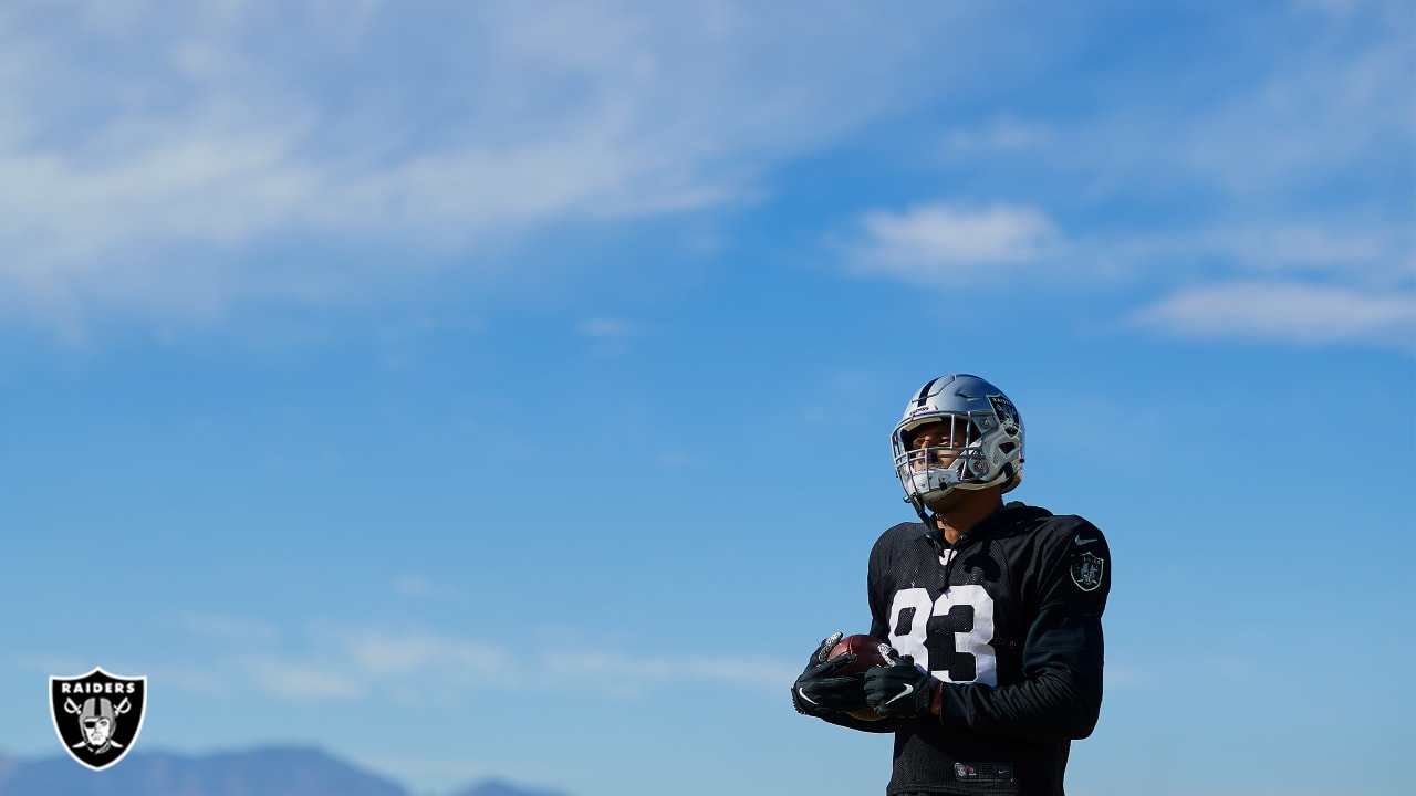 Las Vegas Raiders tight end Darren Waller #83 lines up against the New  Orleans Saints during an NFL football game, Monday, Sept. 21, 2020, in Las  Vegas. (AP Photo/Jeff Bottari Stock Photo - Alamy