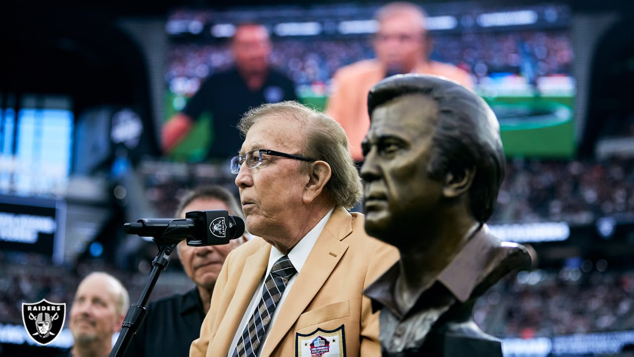 UFC announcer Bruce Buffer pumps up crowd for 'Monday Night Football'