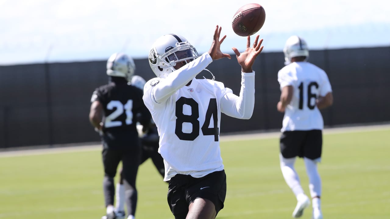 Oakland Raiders outside linebacker Vontaze Burfict (55) during NFL football  training camp Thurs …