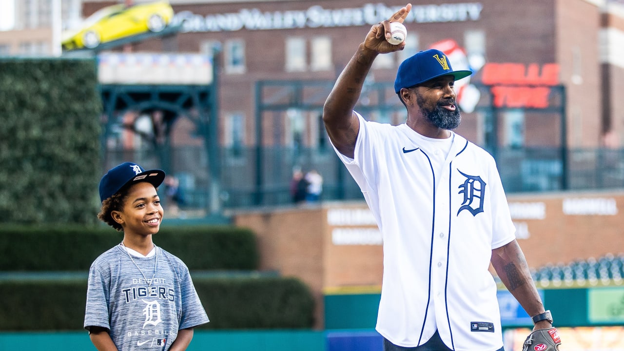 Raiders legend and Michigan alum Charles Woodson throws out first pitch at  Detroit Tigers game