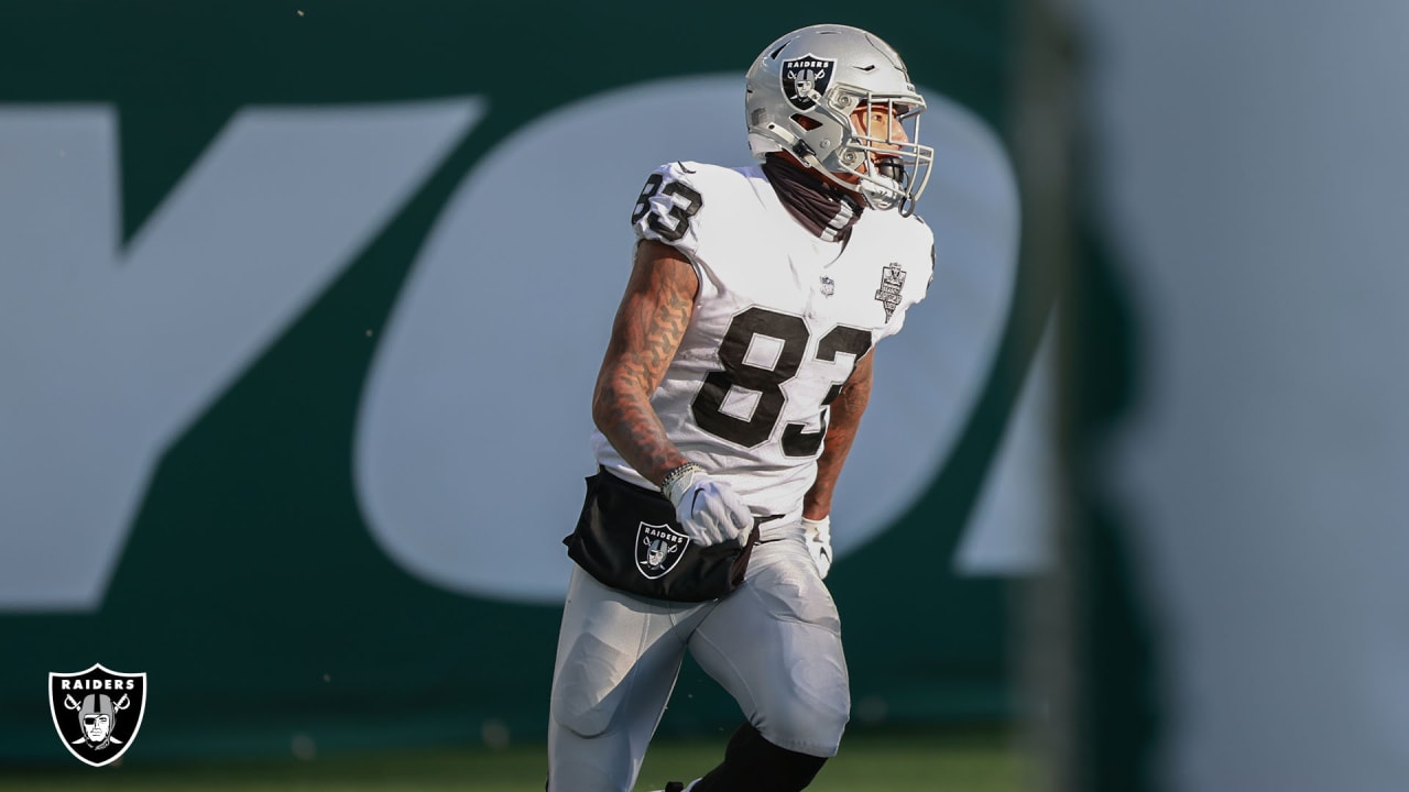 Raiders' Darren Waller dons 'We Believe' era Warriors jersey on flight