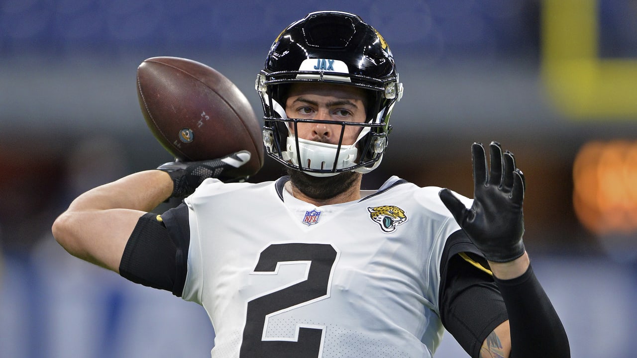 Raiders sign ex-Steelers QB Landry Jones; TE Cook goes to Saints