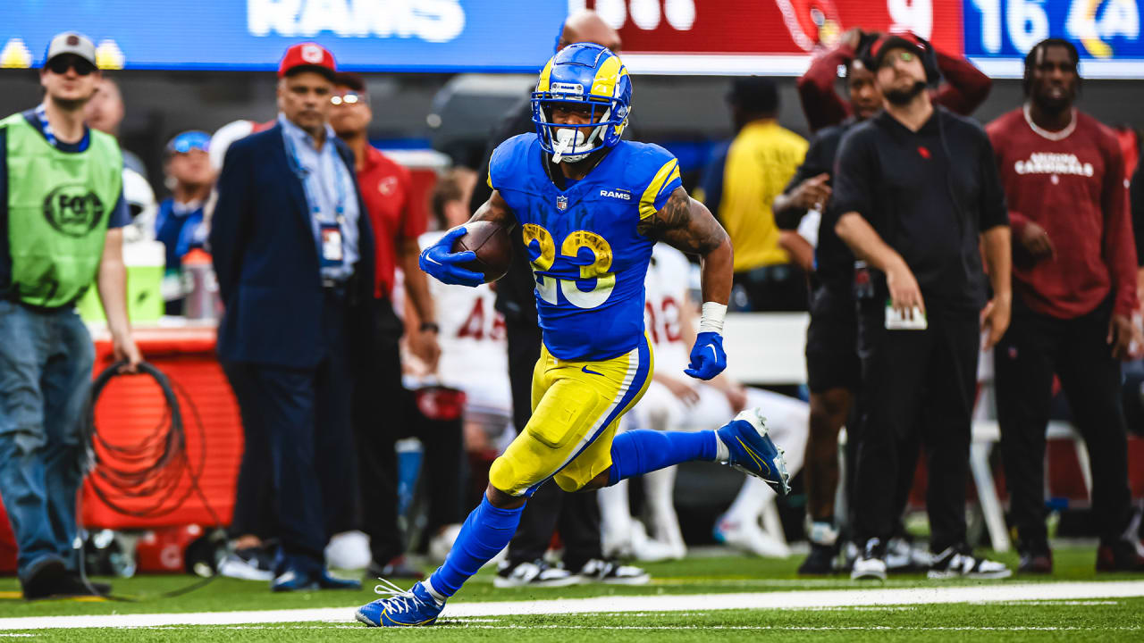 Los Angeles Rams running back Kyren Williams bursts through the hole ...