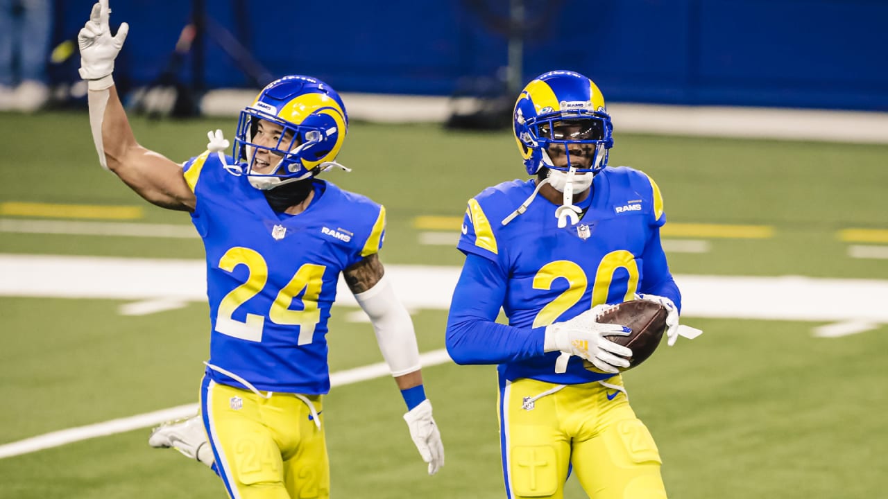 Los Angeles Rams linebacker Ernest Jones speeds into the Seahawks backfield  to get a 6-yard TFL