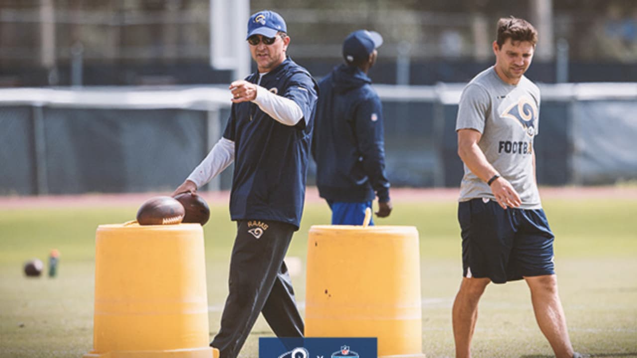 Barry Helps Run Linebacker Drills at Combine